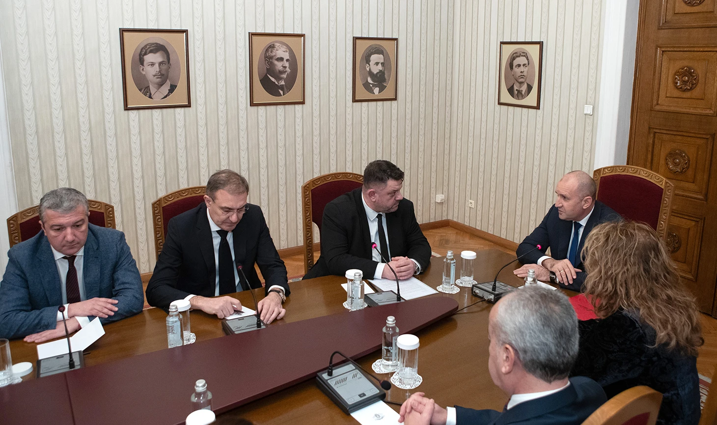 БСП с бомба при президента, обърнаха палачинката за кабинет, но с едно условие