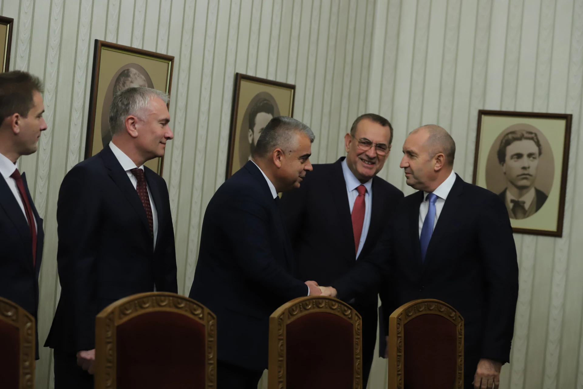 Чакъров цъфна при Радев, даде му обещание