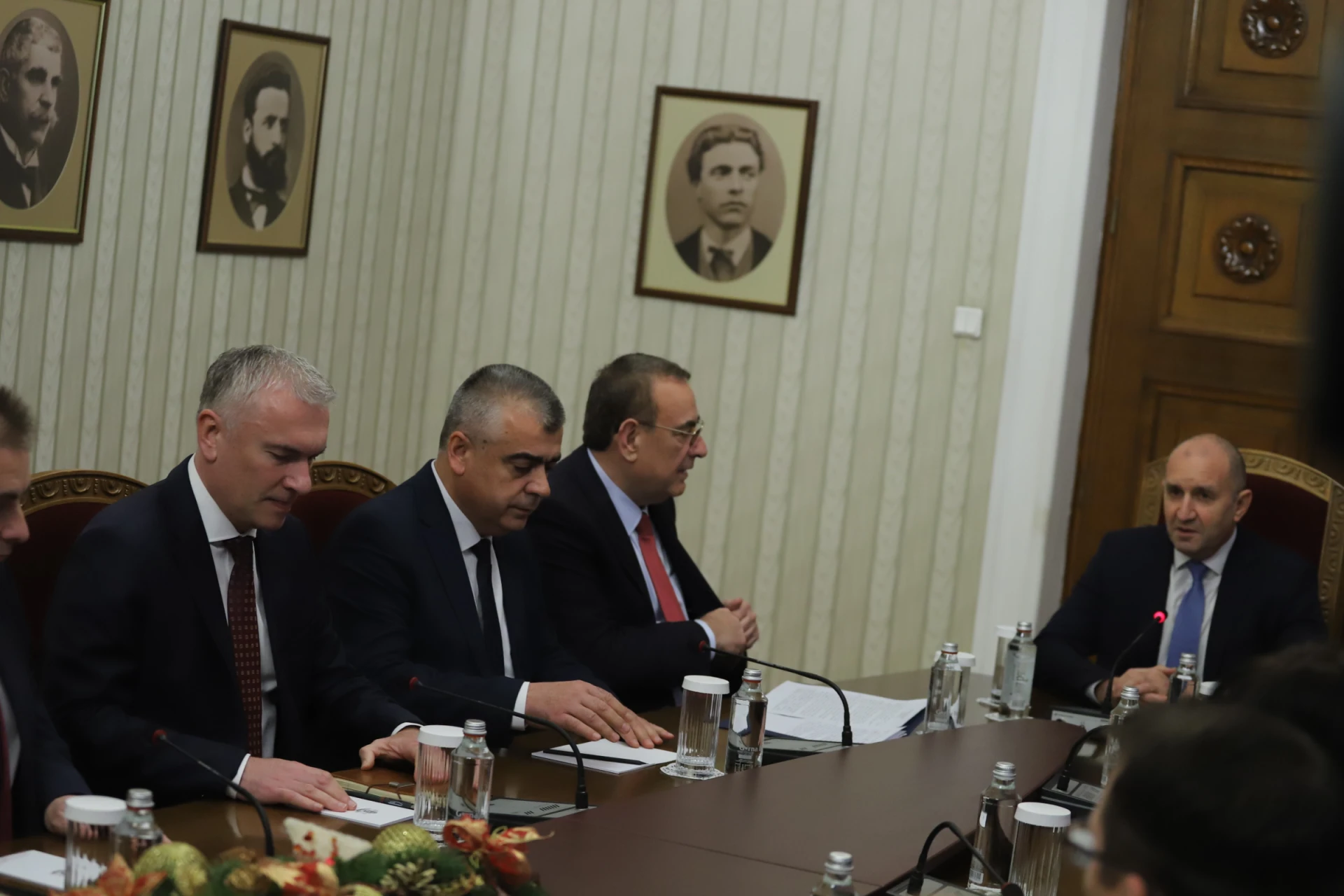 Чакъров цъфна при Радев, даде му обещание