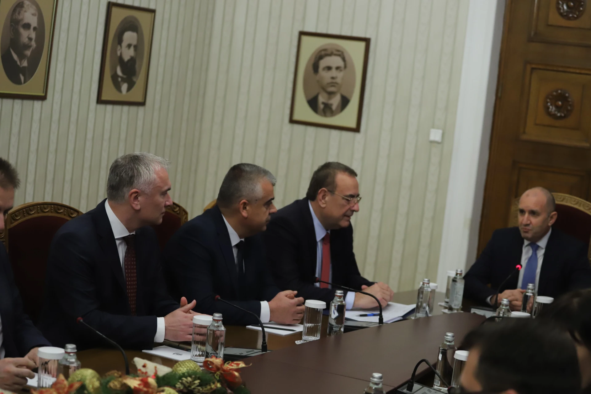 Чакъров цъфна при Радев, даде му обещание