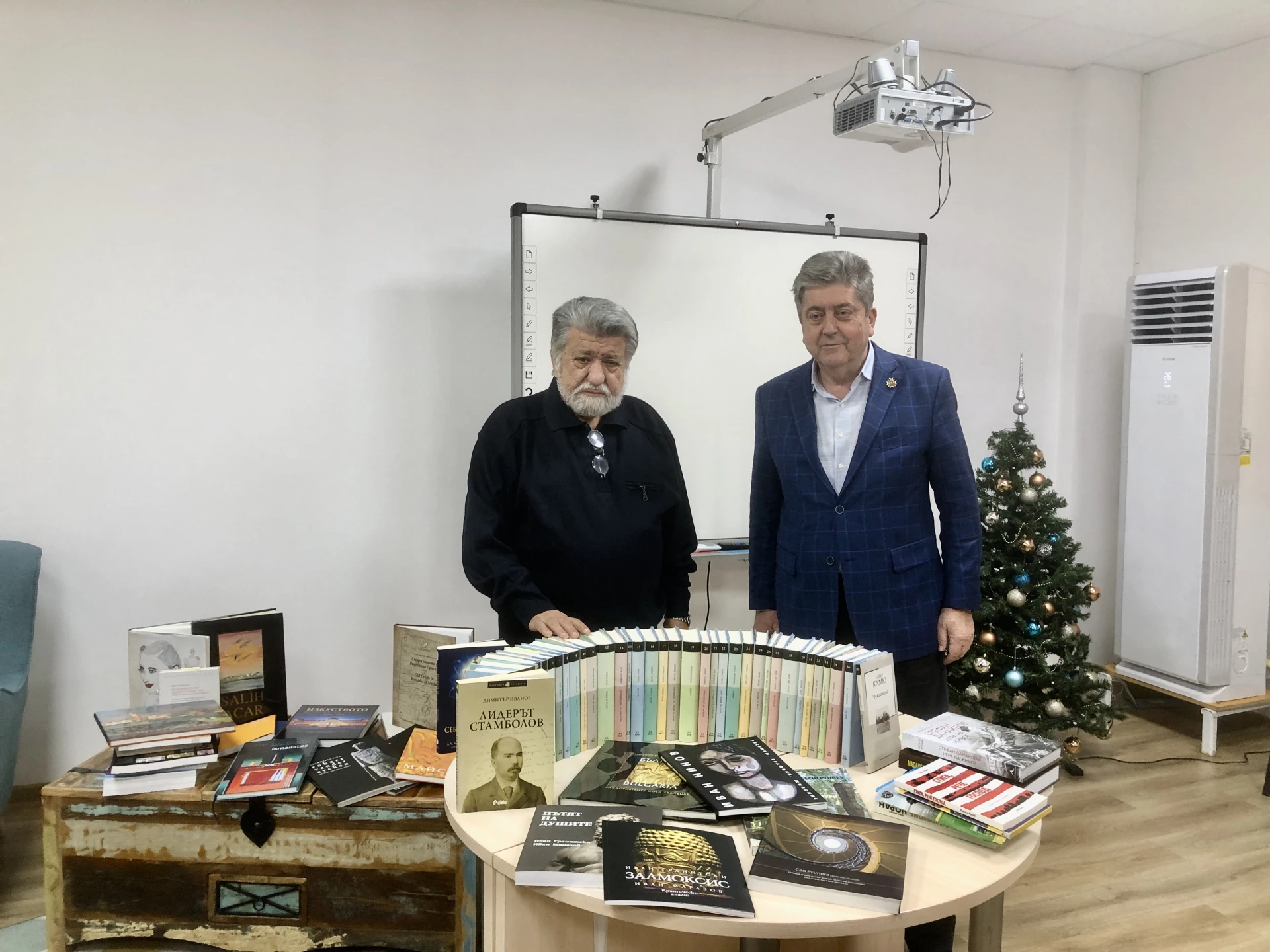 Вежди Рашидов и Георги Първанов дариха ценни книги на библиотеката в Стара Загора
