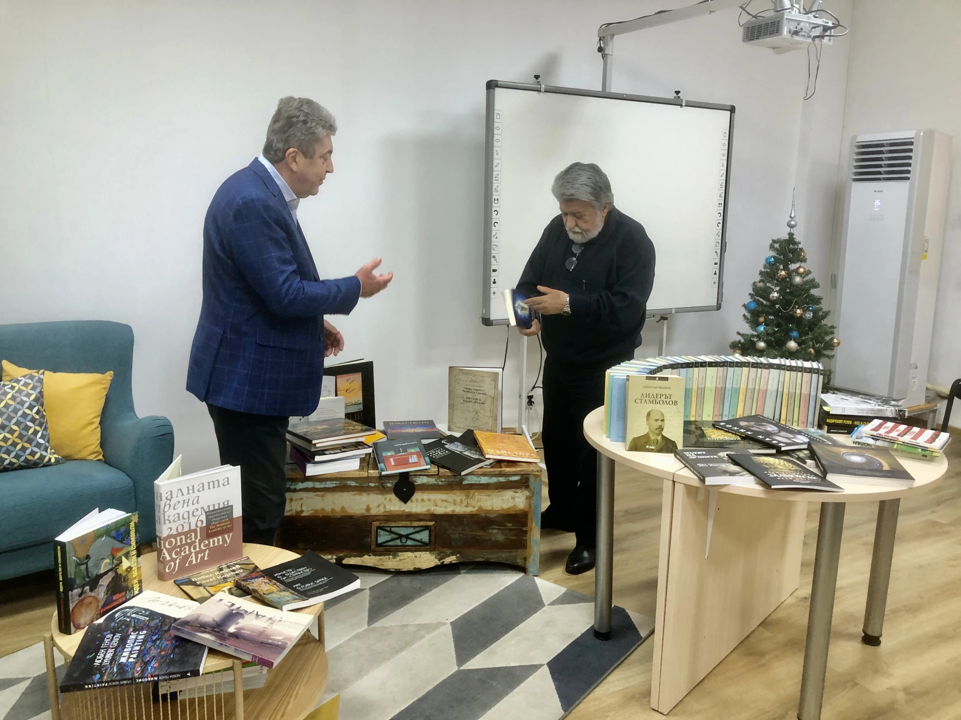 Вежди Рашидов и Георги Първанов дариха ценни книги на библиотеката в Стара Загора