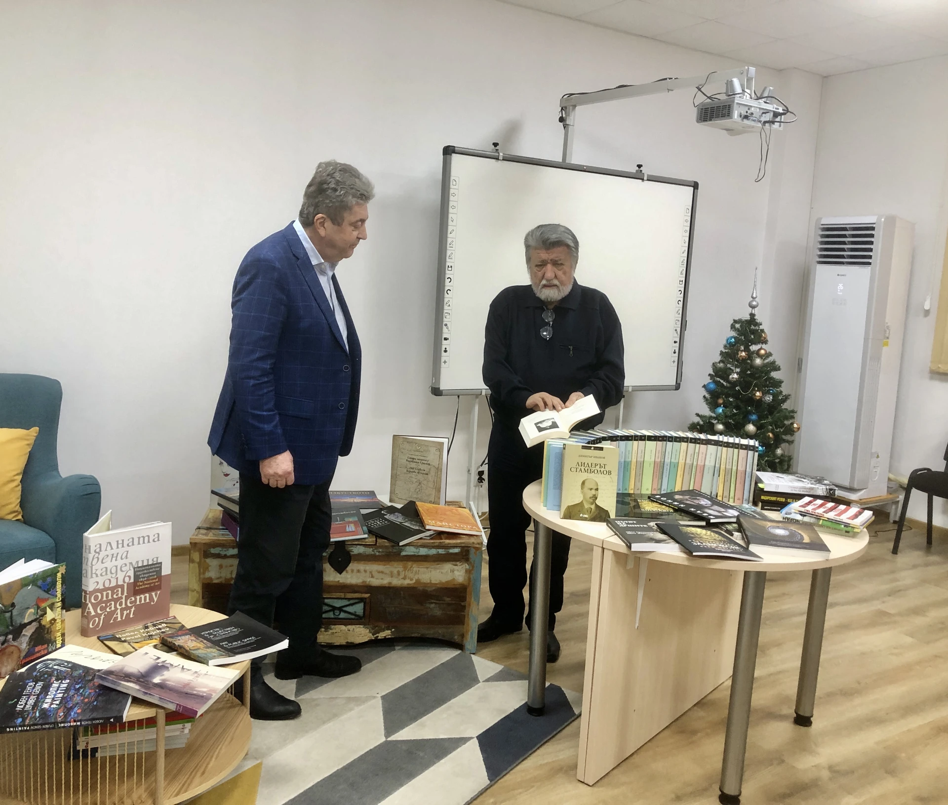 Вежди Рашидов и Георги Първанов дариха ценни книги на библиотеката в Стара Загора