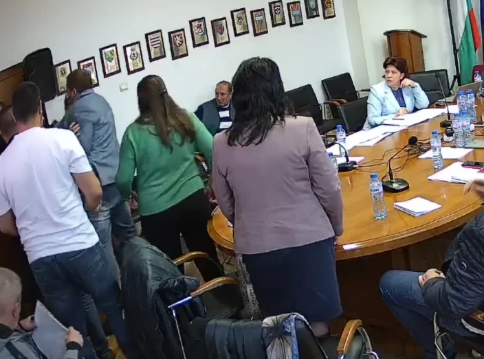 Бой в Общинския съвет в Монтана, хвърчат юмруци заради телефон ВИДЕО 18+