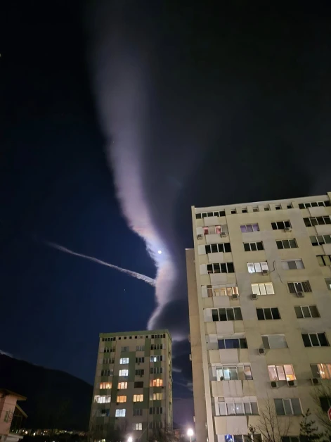 Феномен в небето втрещи карловци, цъкат с език и се пулят СНИМКИ