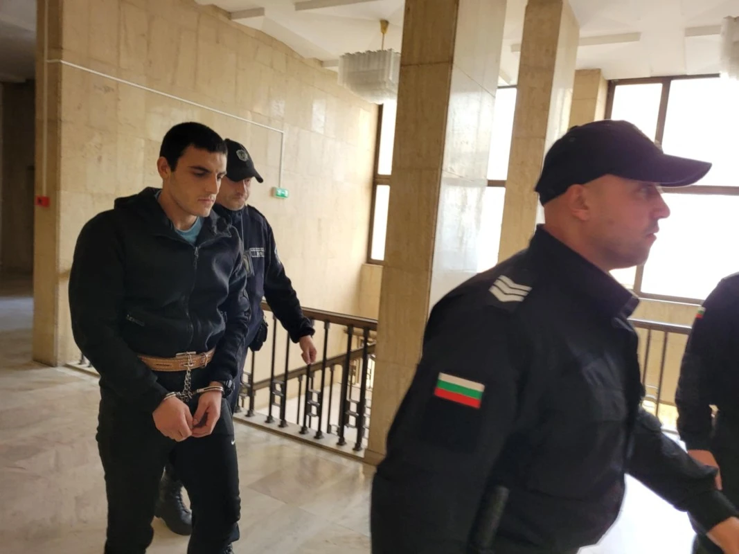 Близките на загиналите полицаи гледаха ужасяващи кадри от катастрофата с автобуса в Бургас