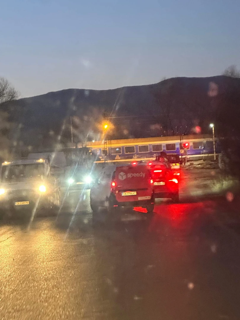 Да ти настръхне косата! Зловещо ВИДЕО на страшния сблъсък на жп прелез "Верила" СНИМКИ