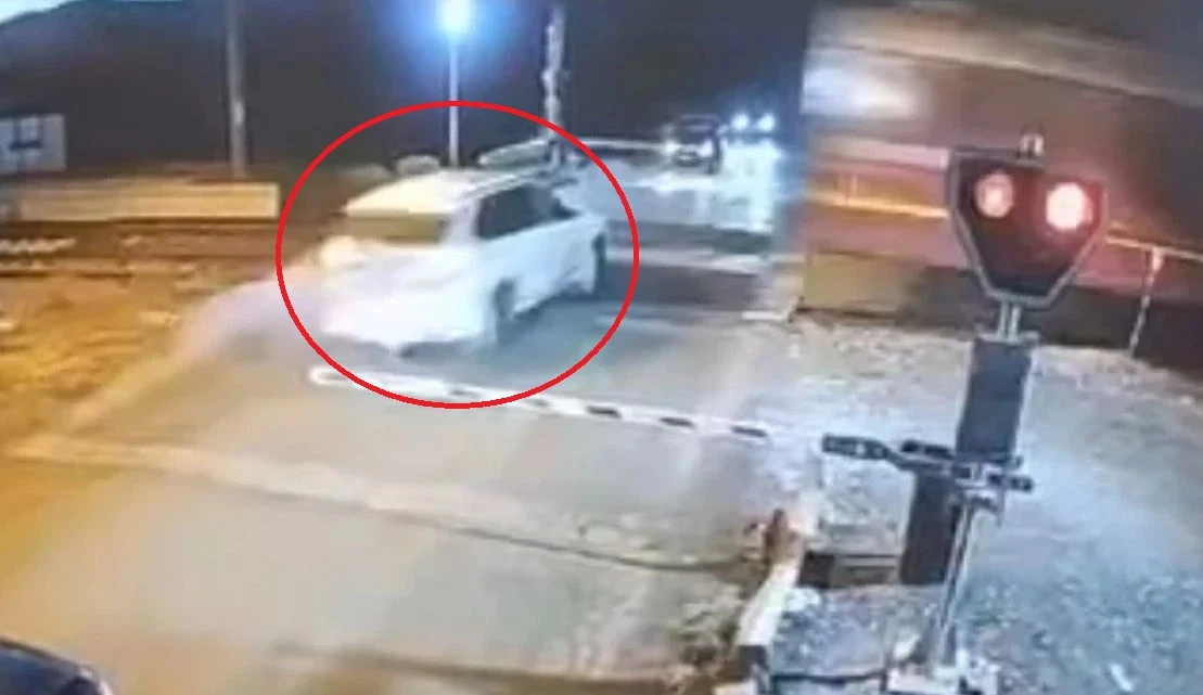 Да ти настръхне косата! Зловещо ВИДЕО на страшния сблъсък на жп прелез "Верила" СНИМКИ