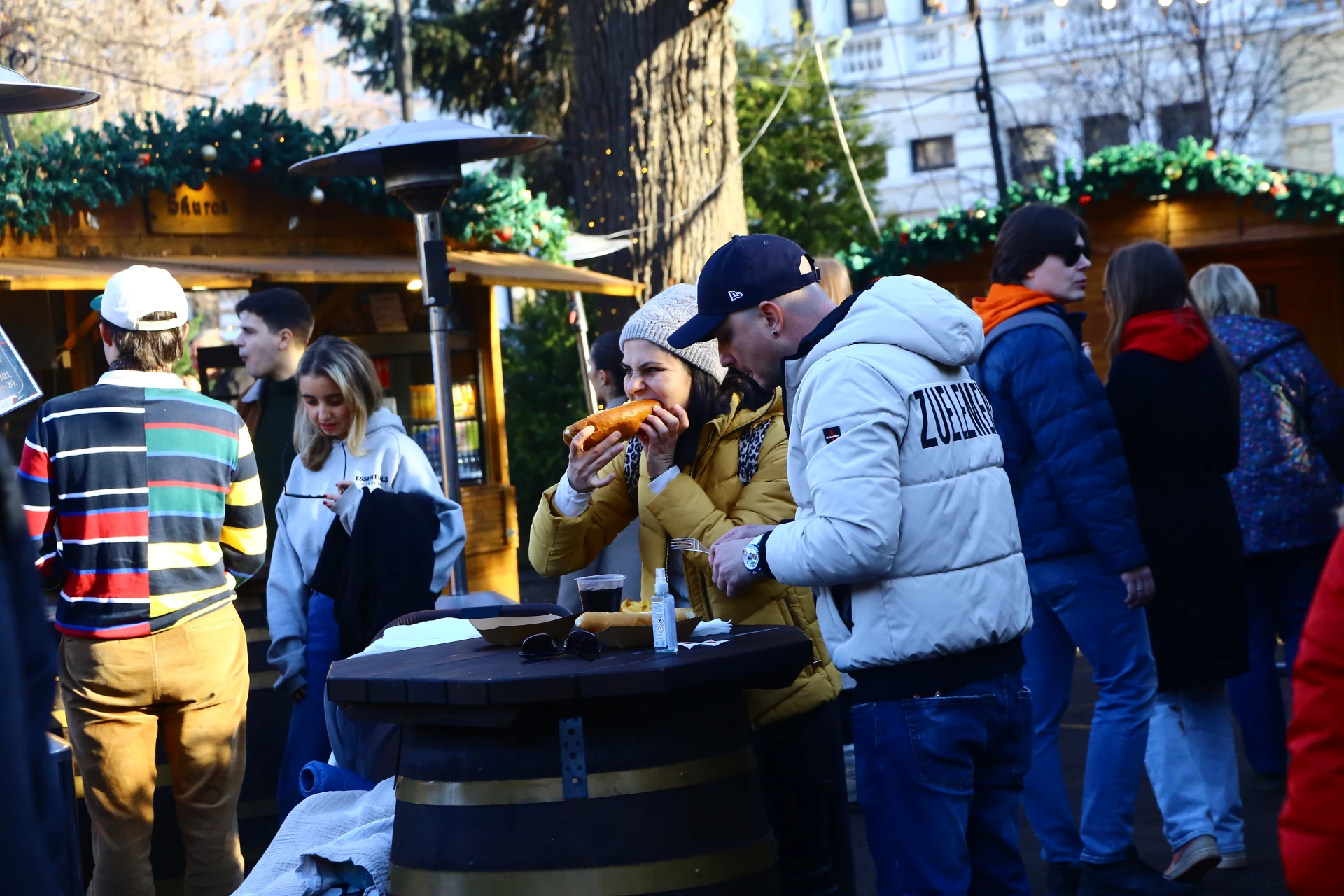 Подигравка: Пловдивчанка плати 12 лв. за братвурст на Коледния базар и видя това