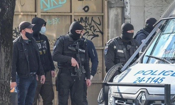 Въоръжени спецчасти излизат по улиците на Бургас
