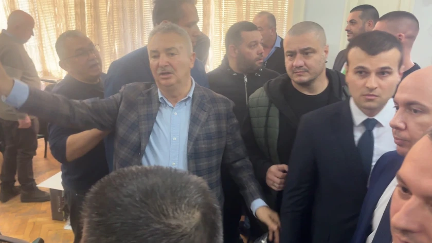 Общинари и депутати се хванаха за гушите, охранители и кмет ги разтърват 
