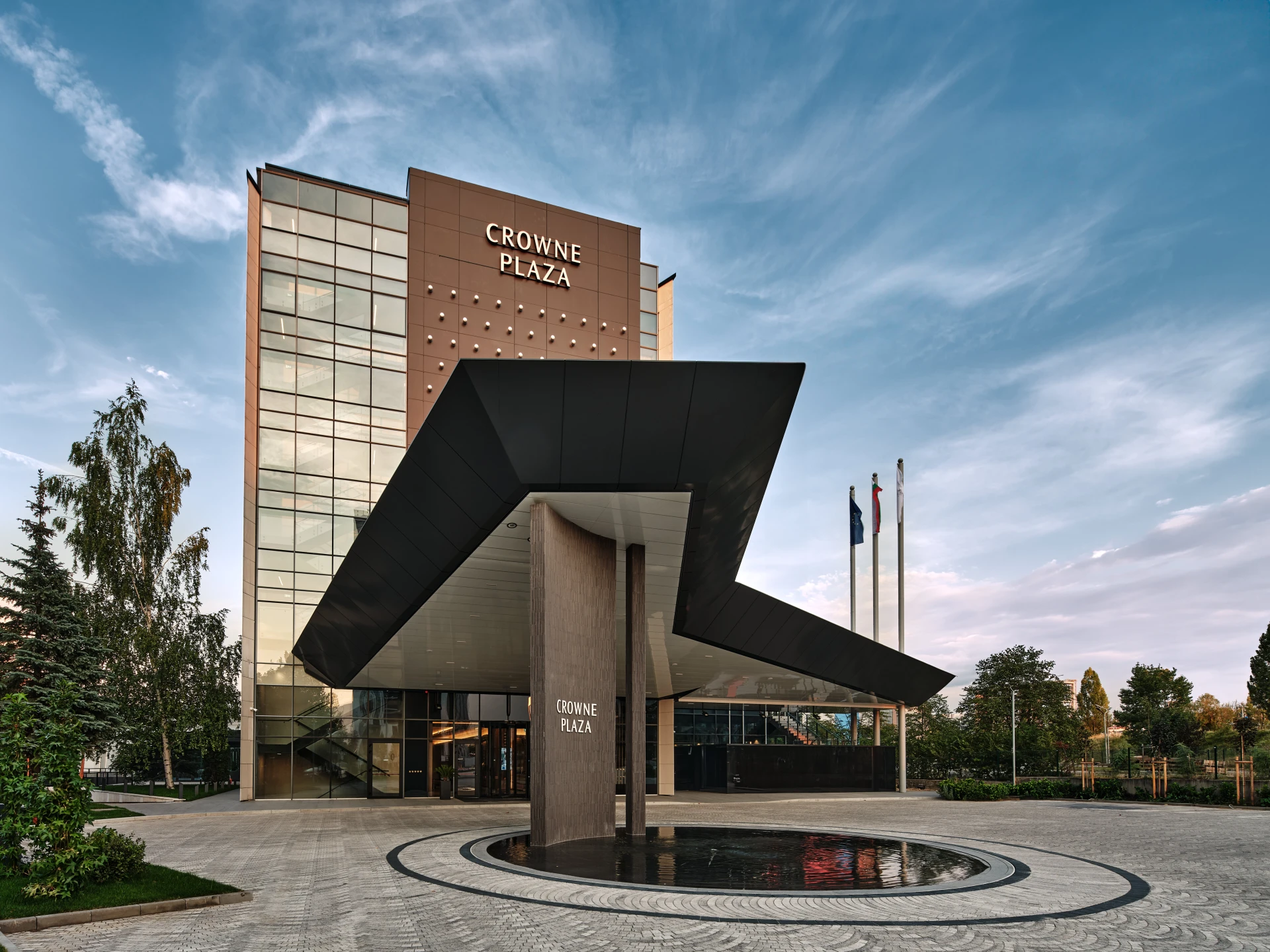 Crowne Plaza Sofia отличен със специална награда за дизайн и интегриране на съвременно българско изкуство в конкурса „Сграда на годината“
