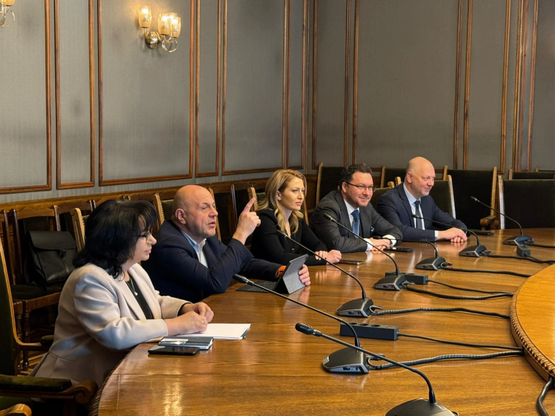 Първо в БЛИЦ! Става горещо! ГЕРБ все по-близо до кабинет с ДБ!