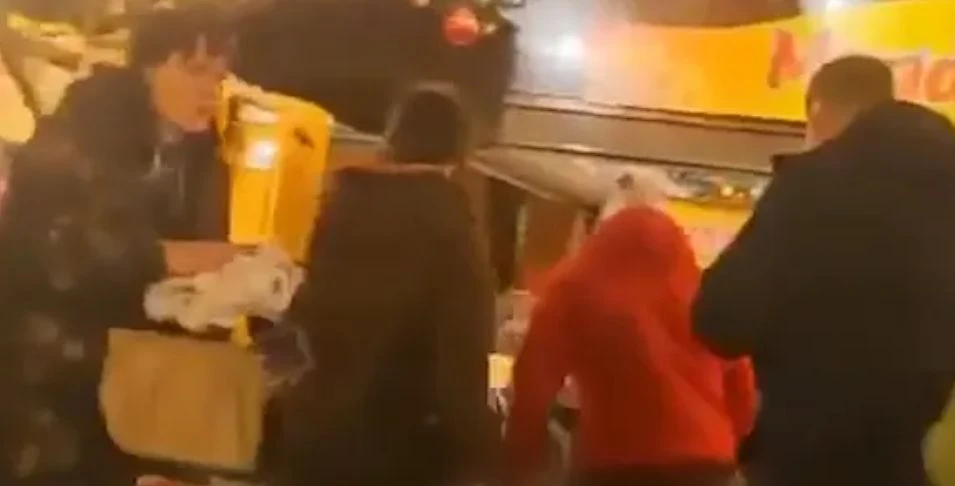 Брутално ВИДЕО 18+ показва как тъмно БМВ гази хора на коледния базар в Германия
