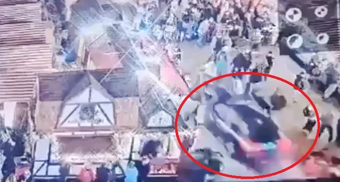 Брутално ВИДЕО 18+ показва как тъмно БМВ гази хора на коледния базар в Германия