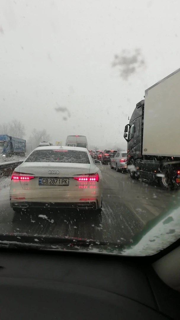 България в снежен капан, по пътищата е страшно! ВИДЕО 