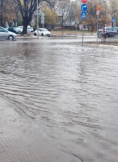 Голям наш град е под вода, хората бесни на общината СНИМКИ