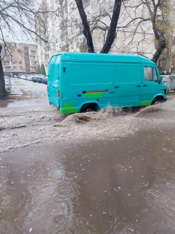 Голям наш град е под вода, хората бесни на общината СНИМКИ
