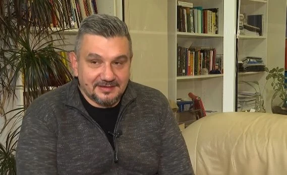 Какво става? Топ криминален психолог рекламира лек за хемороиди ВИДЕО