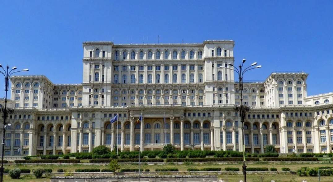 Бял дим от румънския парламент, какво се случва?