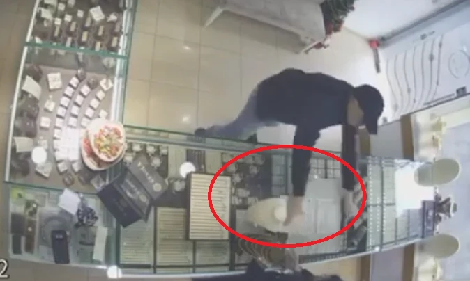 Зрелищно ВИДЕО от обира на златарския магазин в Бургас