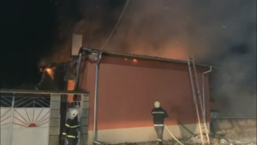 Пожар изпепели до основи къща в Шипка ВИДЕО