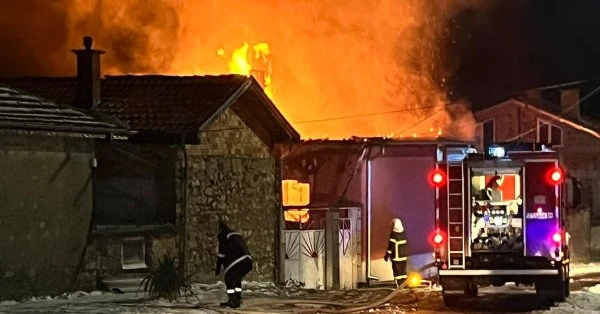 Пожар изпепели до основи къща в Шипка ВИДЕО