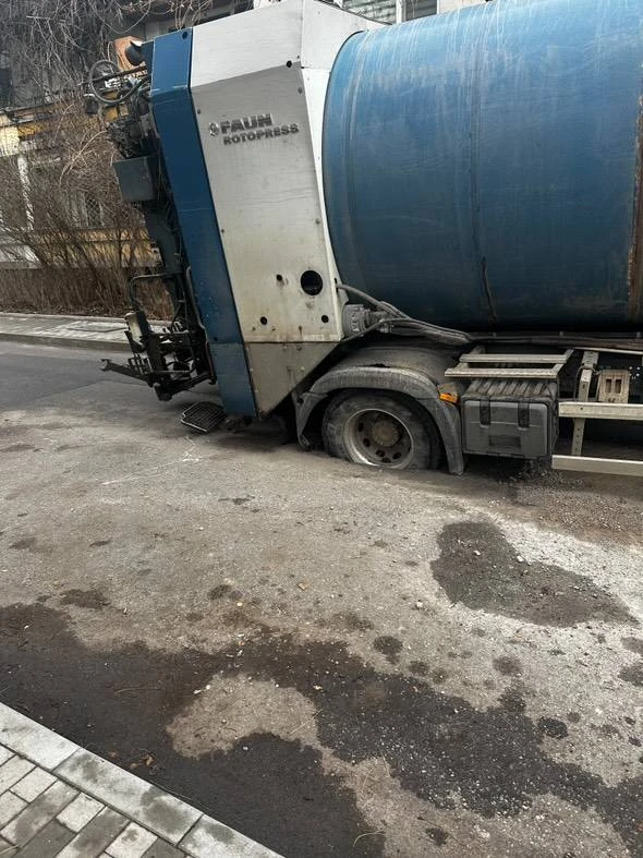 Боклукчийски камион падна в дупка в кв. Изток СНИМКИ