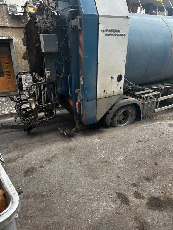 Боклукчийски камион падна в дупка в кв. Изток СНИМКИ