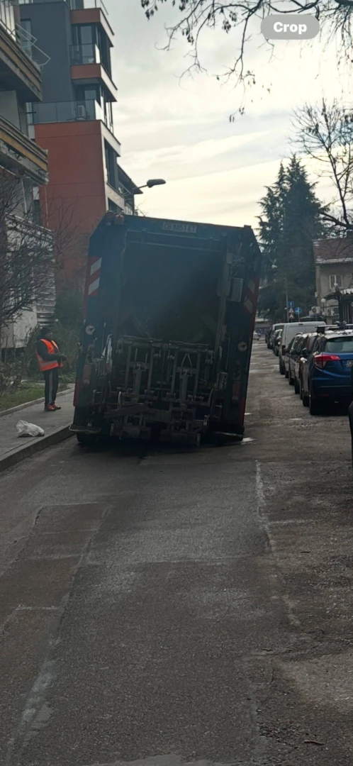 Боклукчийски камион падна в дупка в кв. Изток СНИМКИ