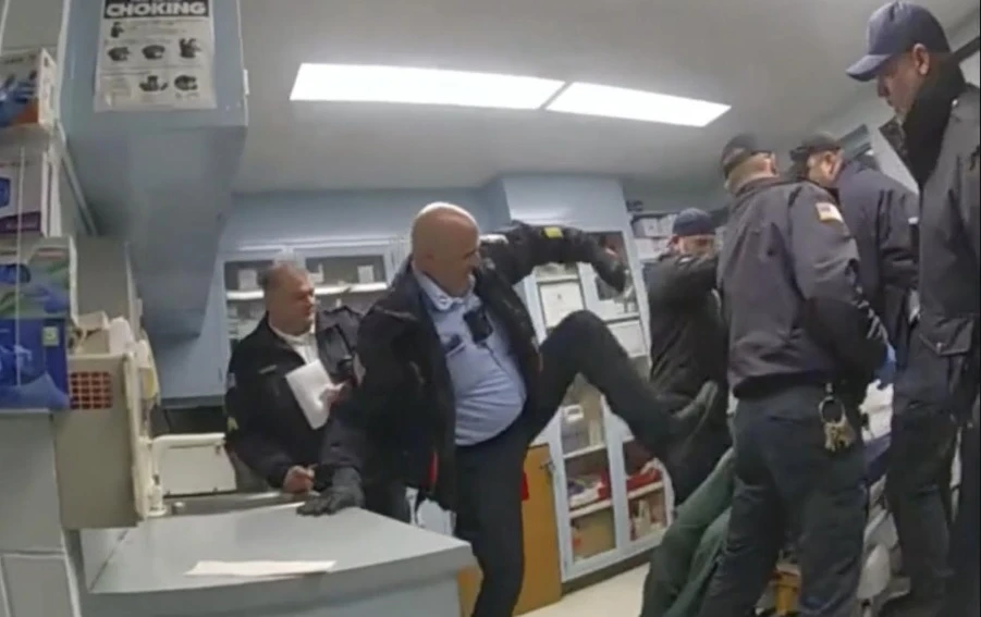 Брутално ВИДЕО 18+ показва как полицаи пребиват до смърт затворник 
