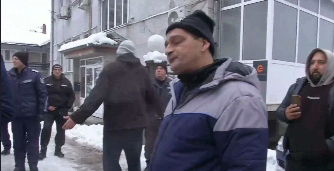 На хората им писна: Ето какво става пред офиса на енергоразпределителното дружество в Троян ВИДЕО