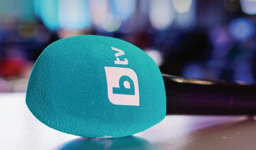 Известна водеща на bTV напусна България и захвърли дрехи СНИМКИ 18+