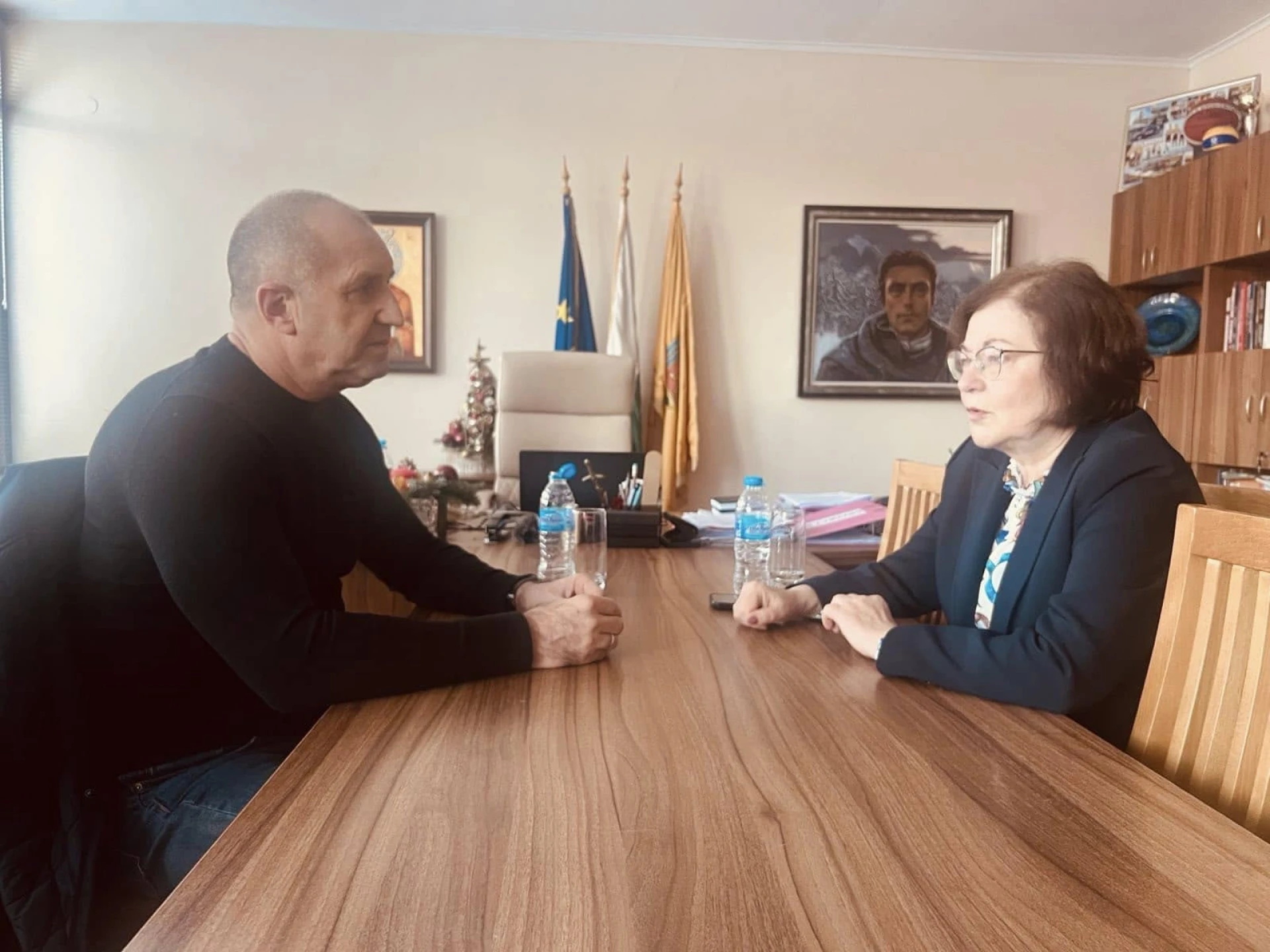 Сега ли разбра? Радев цъфна в Троян, разпитва кметицата за...