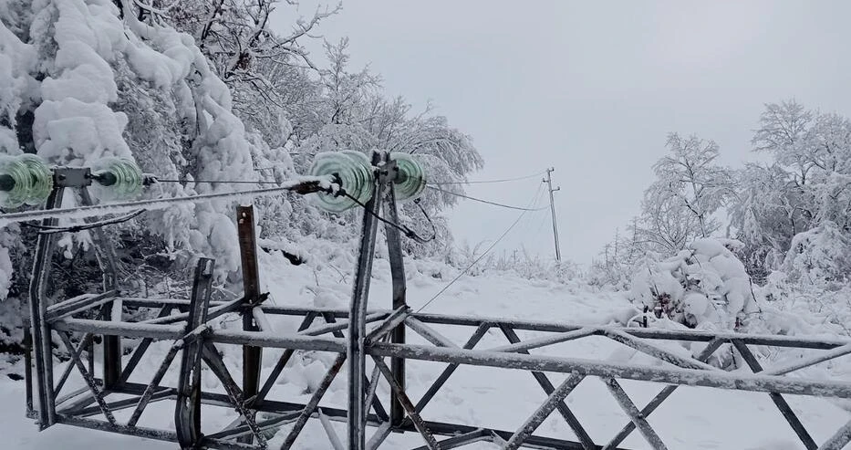 Скандално: Мъж стоя без ток на празниците, но получи фактура за 1 ст. и предупреждение за...