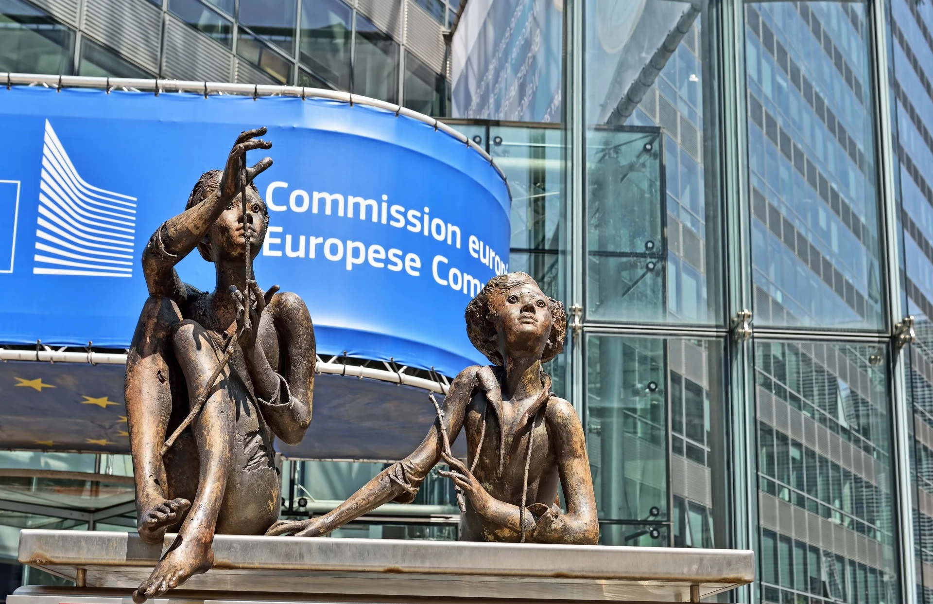 ЕК защити Зеленски: Украйна е демокрация, а Русия при Путин не е