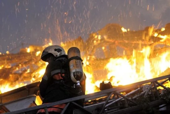 2-г. дете пострада при пожар, разиграват пожарникари с фалшиви повиквания