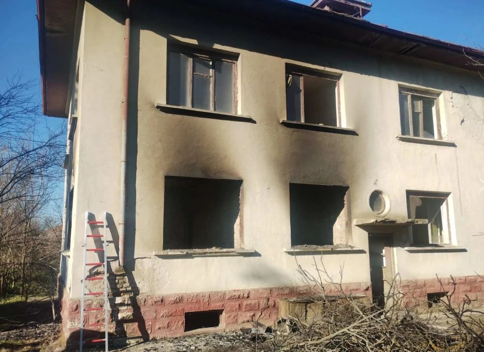 Смъртоносен ад в с. Кардам, откриха обгорял труп във... СНИМКИ