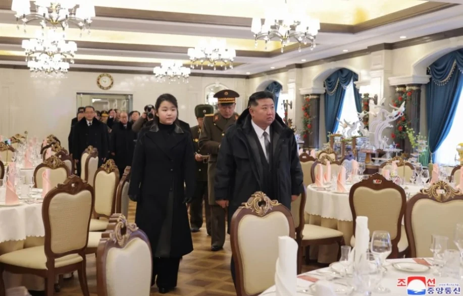 Ким Чен Ун и дъщеря му показаха новия луксозен курорт на КНДР до ракетен полигон СНИМКИ