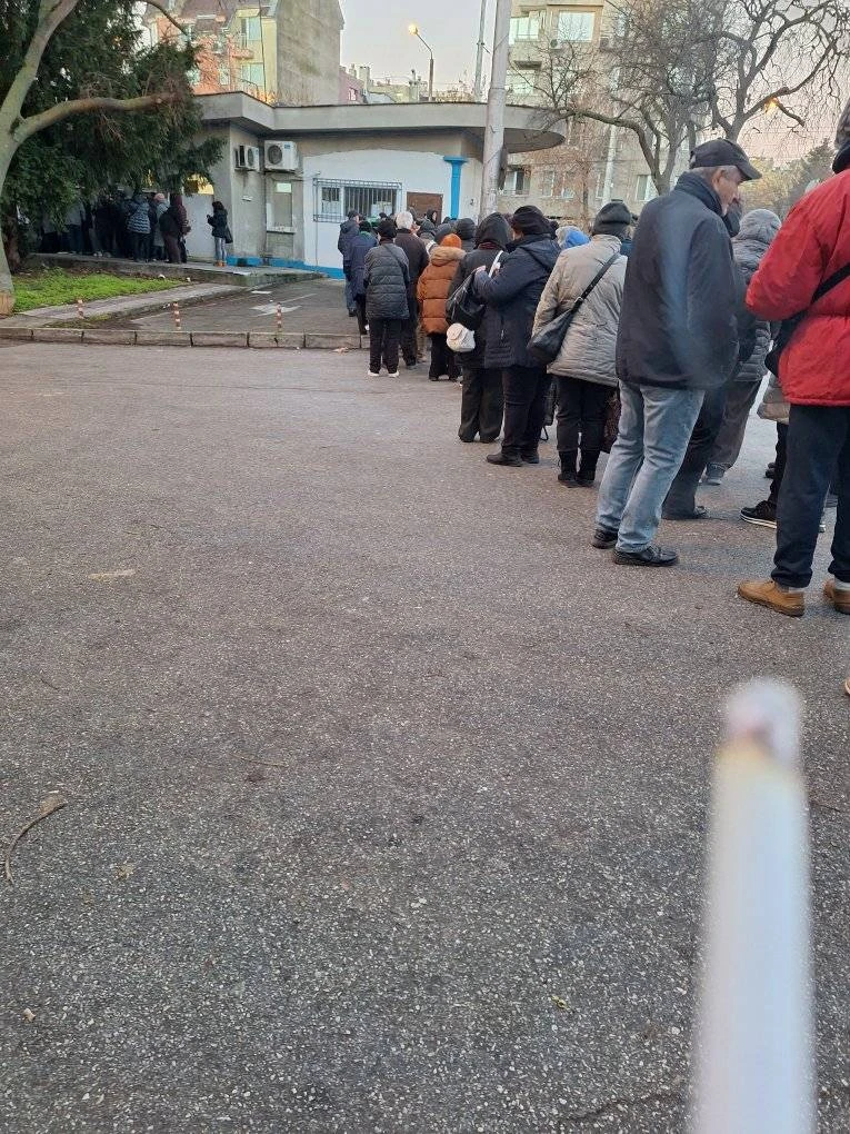 В първия работен ден за 2025 г.! Извиха се опашки за безплатни... СНИМКИ