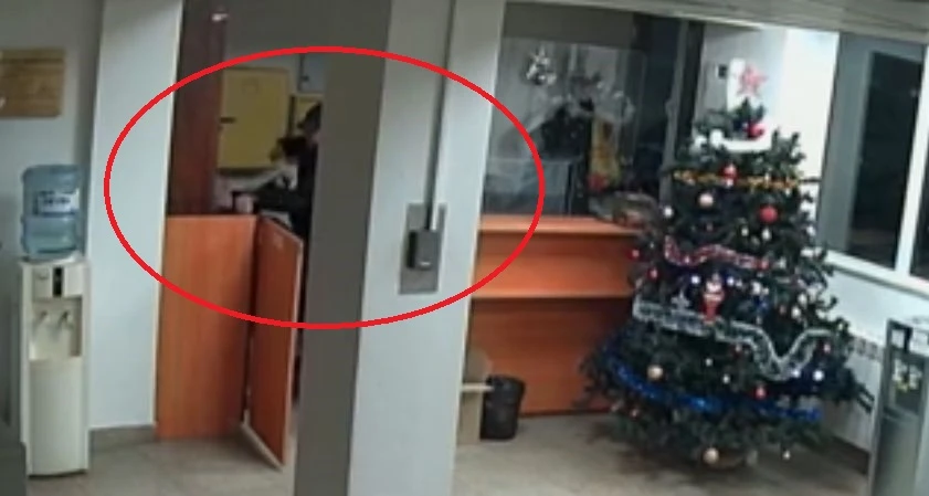 ВИДЕО 18+ показва как млад мъж налага с юмруци и стол охранителя на столичната Спешна помощ