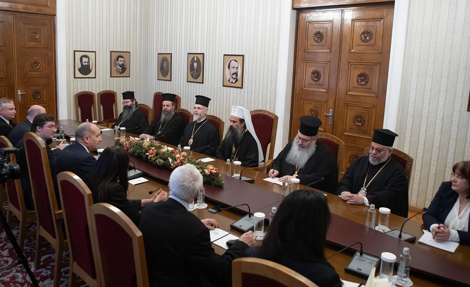 Радев с ключова среща с патриарха заради драмите в църквата СНИМКИ