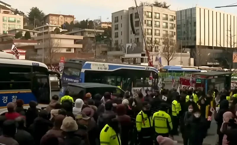 Експерт: Опасността от гражданска война в Южна Корея нараства