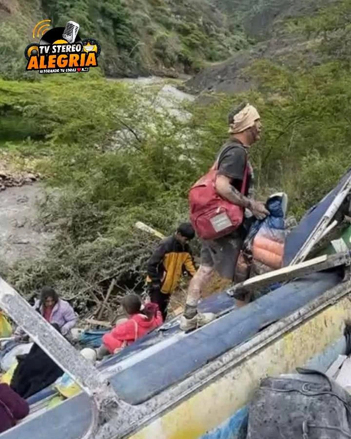 Ужасяващо! Автобус се разцепи на две и падна в реката, има жертви и изчезнали СНИМКИ и ВИДЕО 18+
