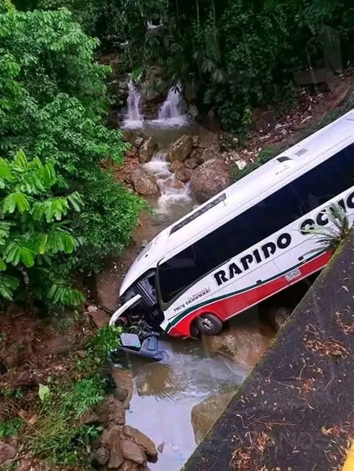 Ужасяващо: Два автобуса излетяха от пътя в рамките на часове, жертвите са десетки СНИМКИ