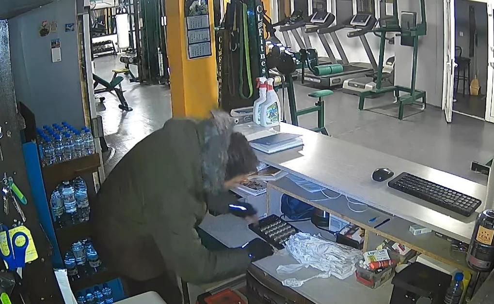 Млад мъж с голяма простотия в квартален фитнес в София ВИДЕО
