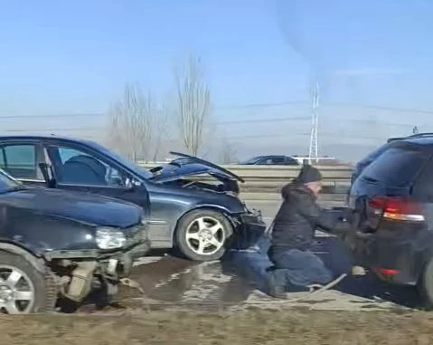 Първо в БЛИЦ! Адско верижно меле в София, тапата е огромна ВИДЕО 18+
