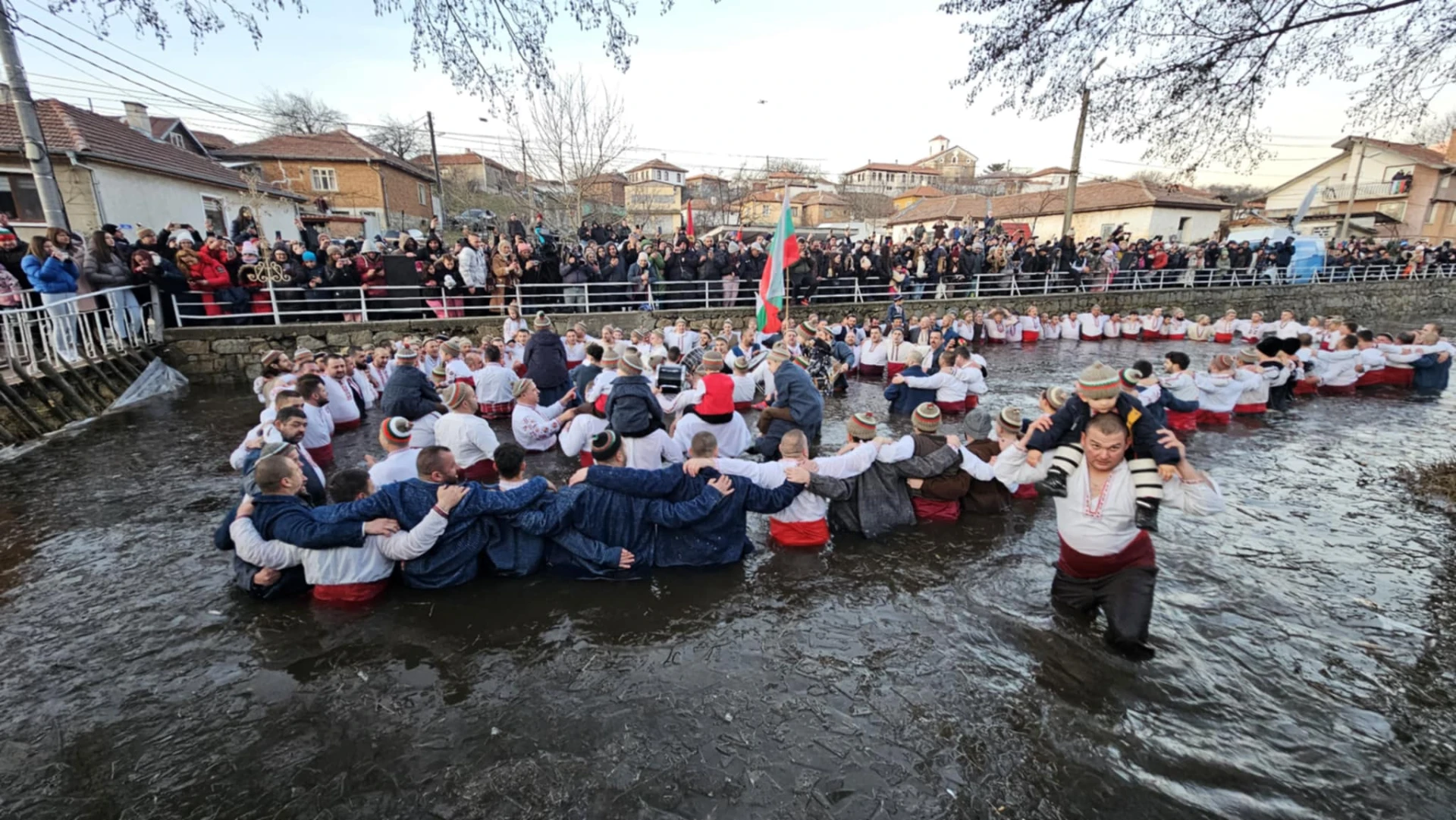Калофер ври и кипи, 3-г. дете събра очите на стотици из ледените води СНИМКИ