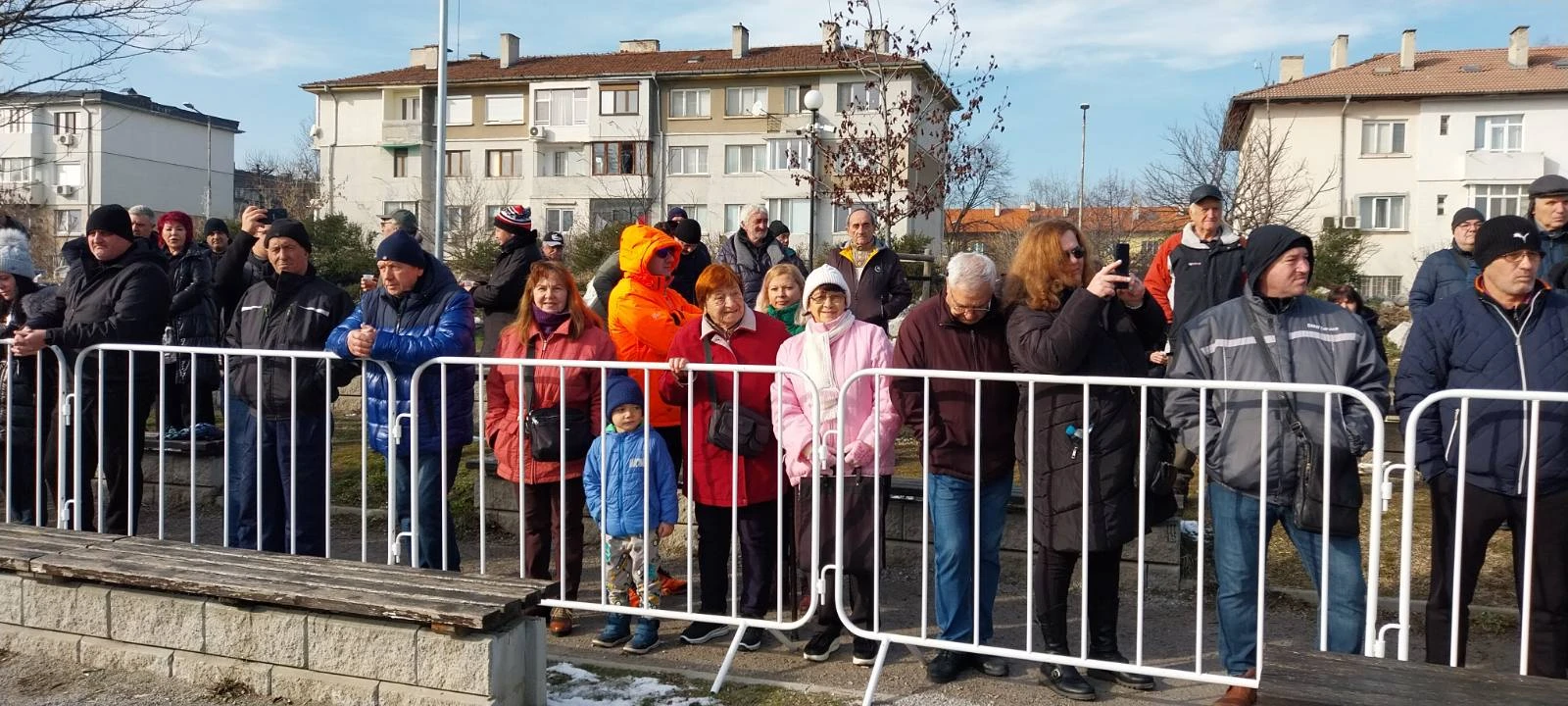 24 г. Ники спаси кръста в езерото в кв. "Дружба" СНИМКИ