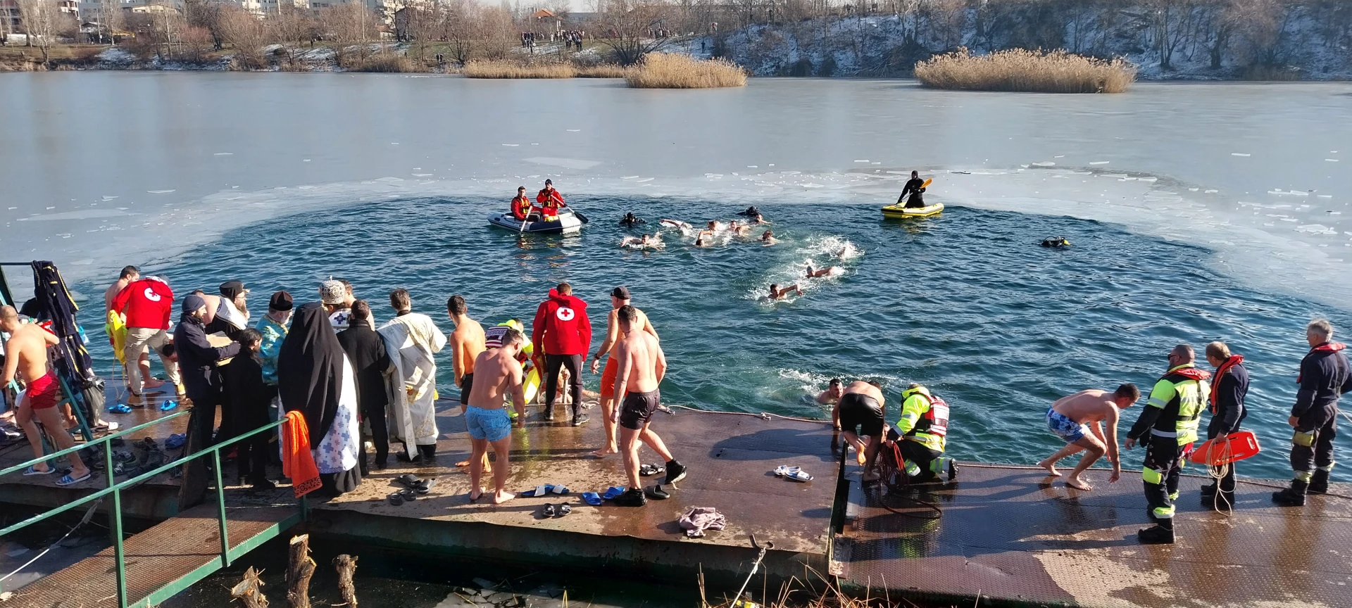 24 г. Ники спаси кръста в езерото в кв. "Дружба" СНИМКИ
